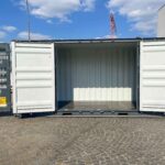 Alt-Text: 20 Fuß High Cube Container mit offener Seite in Anthrazitgrau – Schrägansicht