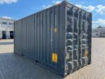Innenraum eines 20ft High Cube Open Side Containers mit Containerboden