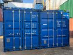 Doppelgarage aus zwei 20-Fuß-Containern mit Sektionaltoren RAL 5010