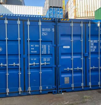 Doppelgarage aus zwei 20-Fuß-Containern mit Sektionaltoren RAL 5010