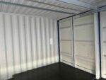 Innenansicht der Container-Doppelgarage mit Blick auf die Sektionaltore