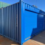 Container-Doppelgarage RAL 5010 mit rechtem Sektionaltor geöffnet