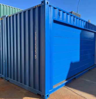 Container-Doppelgarage RAL 5010 mit rechtem Sektionaltor geöffnet
