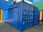 Container-Doppelgarage RAL 5010 mit zwei geschlossenen Sektionaltoren