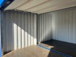Führungsschienen des Sektionaltores in der Container-Doppelgarage