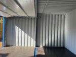 Sektionaltor an einer 20-Fuß-Containergarage RAL 5010